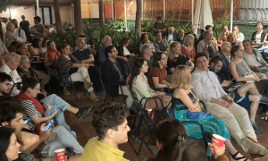 Doscientas personas celebran la noche electoral europea